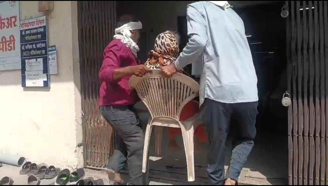 वर्धा सिविल हॉस्पिटल में बड़ी लापरवाही व्हीलचेयर नहीं, मरीज को कुर्सी पर लाने की सलाह!