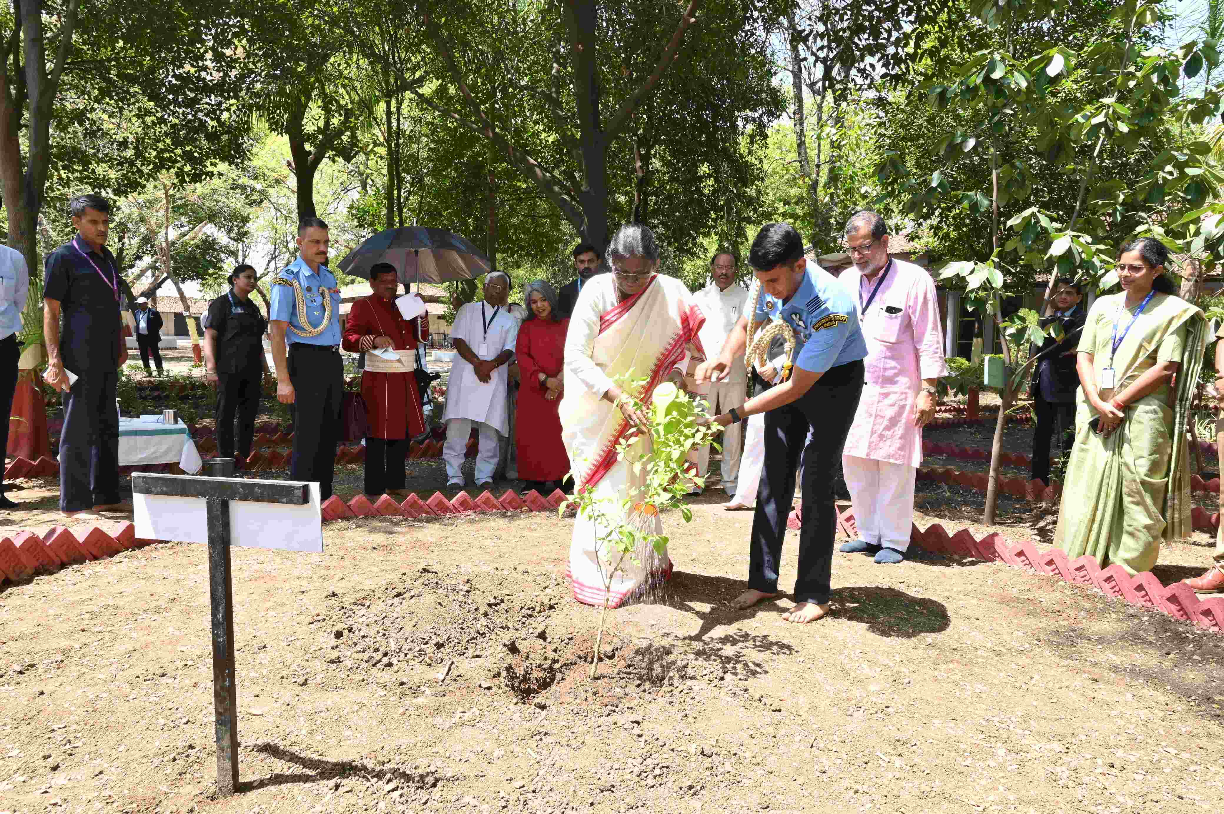 ऐतिहासिक सेवाग्राम आश्रमाला राष्ट्रपती द्रौपदी मुर्मू यांची भेट