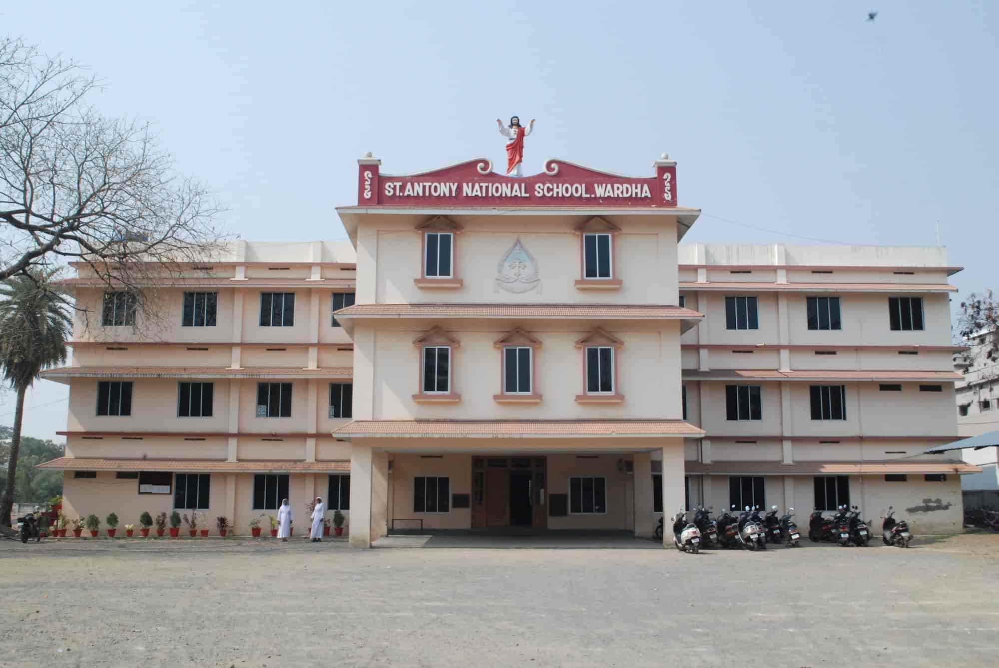 LKG छात्रा को फेल करने पर विवाद, ट्यूशन वाले बयान से भड़के अभिभावक