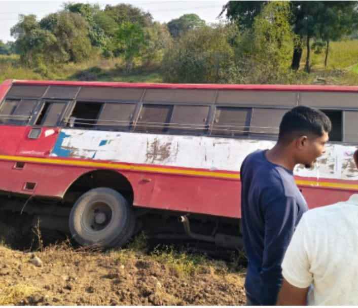 राजुरा–गडचांदूर मार्गावर एसटी बसचा भीषण अपघात, महिला वाहक गंभीर