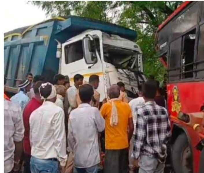 पळसगाव जाट नदी पुलावर पुन्हा भीषण अपघात, बस व टिप्पर ची समोरासमोर धडक
