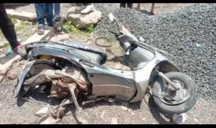 पत्ता गोदाम चौकात ट्रकची स्कूटी ला धडक मोठी दुर्घटना थोडक्यात टळली