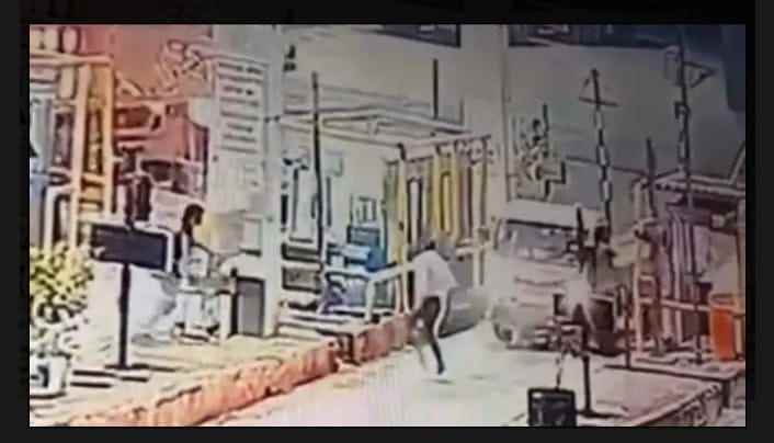विसापुर टोलनाक्यावर टोल वाचविण्याच्या प्रयत्नातून कर्मचाऱ्याचा अंगावरून नेले वाहन