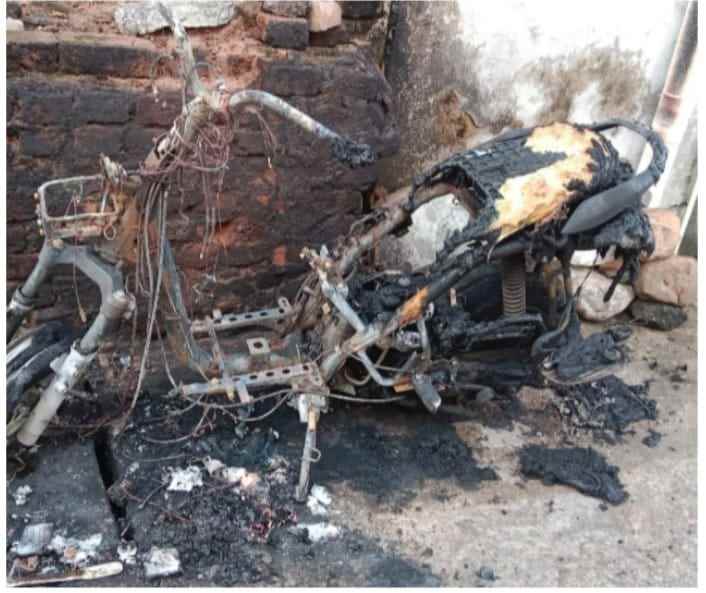 विसापूरमध्ये मध्यरात्री दुचाकीला आग : परिसरात भीतीचे वातावरण