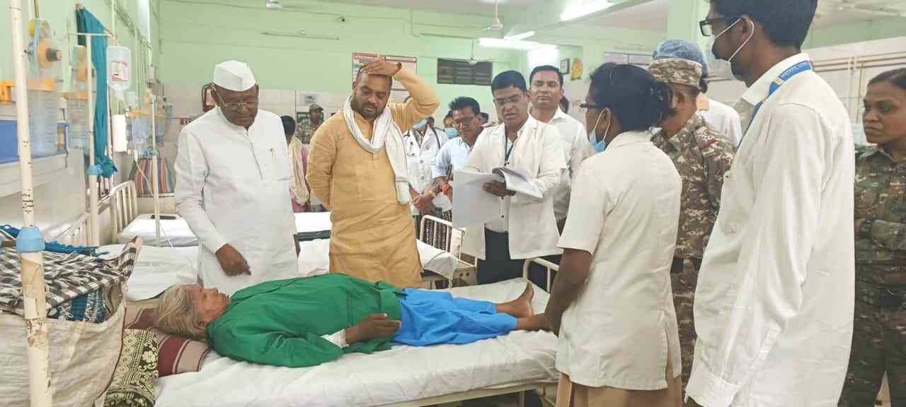 हत्तीच्या हल्ल्यात जखमी झालेल्या महिलेची खा. डॉ.नामदेव किरसान यांनी केली प्रकृतीची पाहणी