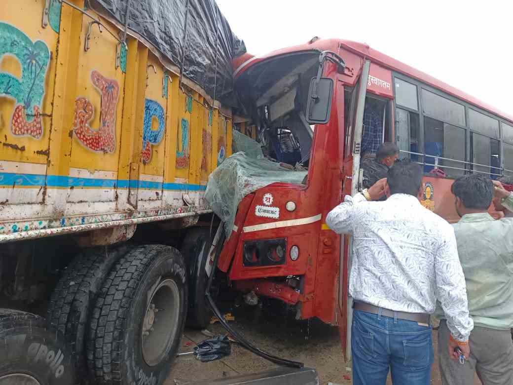 वर्धा-हिंगणघाट मार्गावर भीषण अपघात बस ची ट्रेलर ला जोरदार धडक