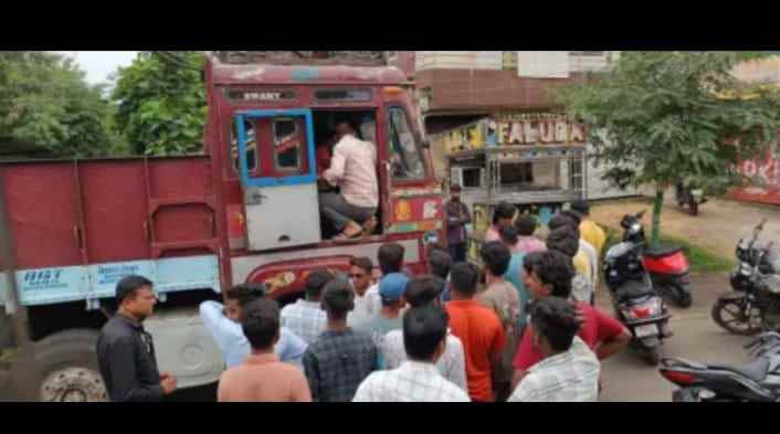 भरधाव ट्रकने चार जनावरांना चिरडले,चालक ताब्यात