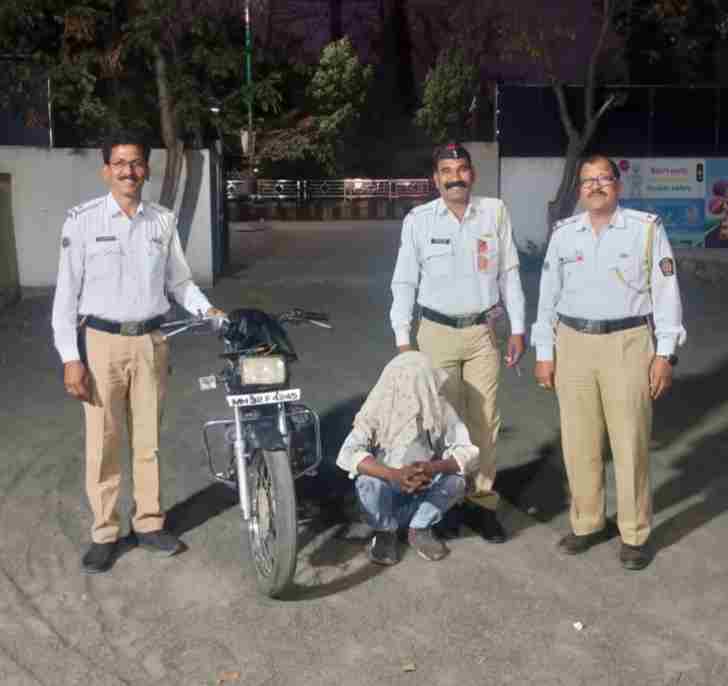 निर्मल बेकरी चौकात मद्यधुंद चालकावर पोलिसांची कठोर कारवाई