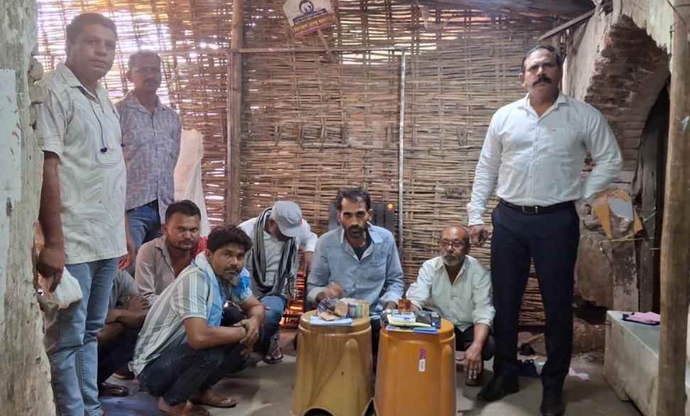 पटेल चौक के पुरानी नगर परिषद सट्टा अड्डे पर LCB की बड़ी रेड, ₹36,490 का माल जब्त