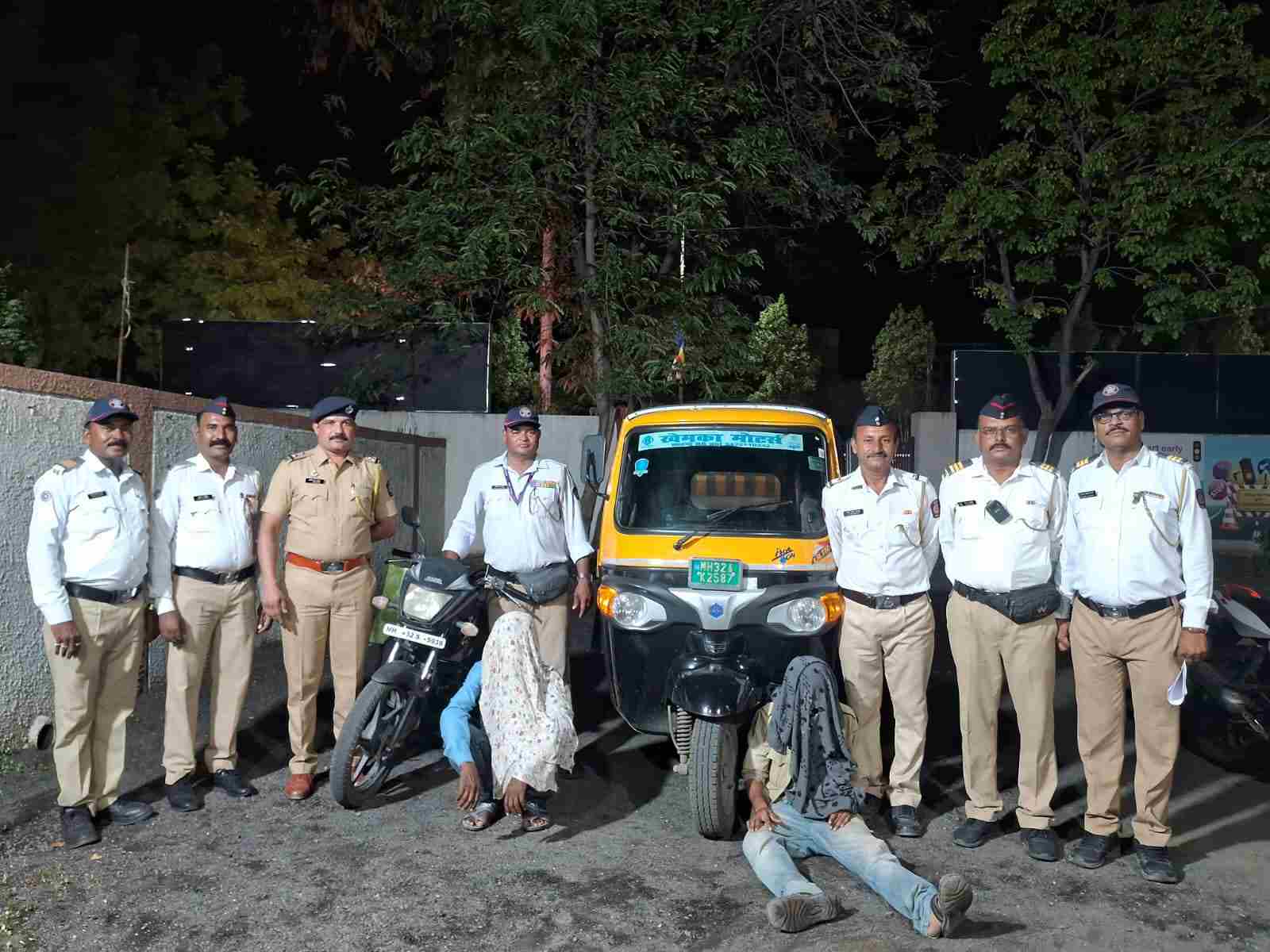 दारू पिऊन वाहन चालविणाऱ्यांवर वाहतूक पोलिसांचा दणका; दोन वाहने जप्त