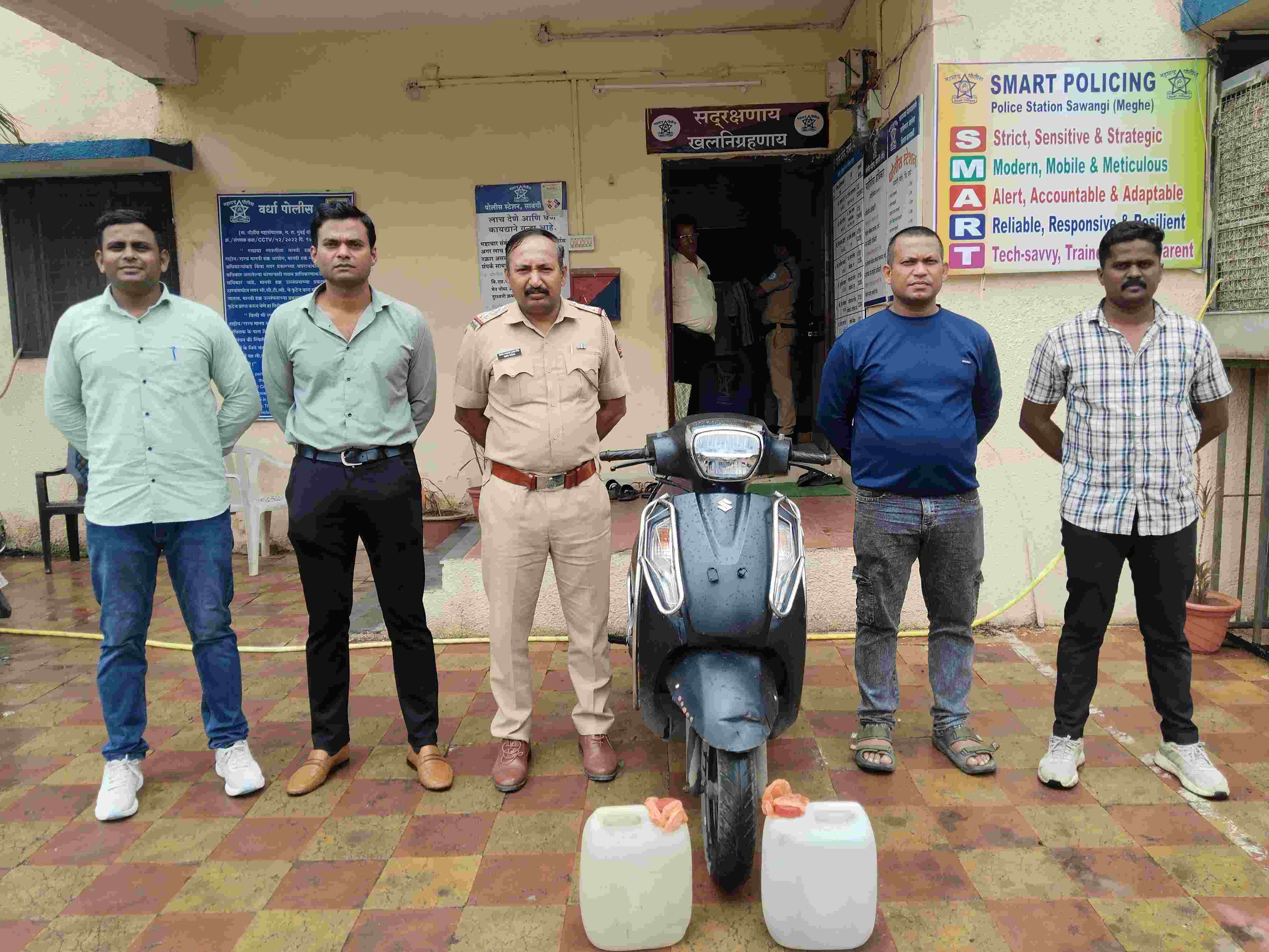सावंगी (मेघे) पोलिसांची मोठी कारवाई; २८ लिटर गावठी मोहाची दारू व दुचाकीसह ₹१.१५ लाखांचा मुद्देमाल जप्त