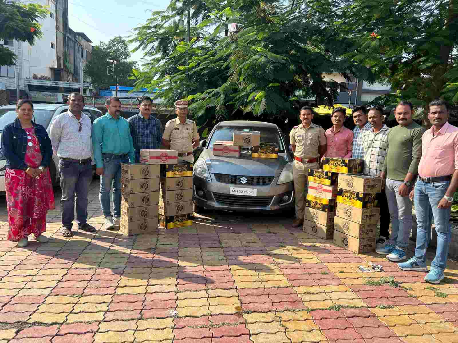 वर्धा शहर पोलीसांची धडाकेबाज कारवाई — ७.८१ लाख रुपयांची दारू आणि कार जप्त