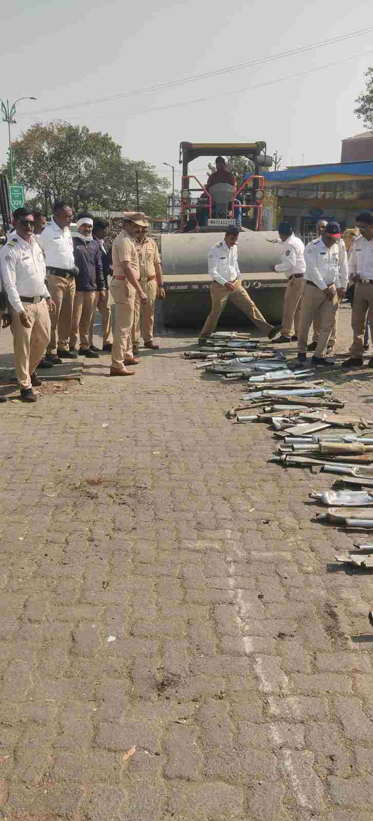मोठ्या आवाजाचे अवैध बनावट सायलेंसर  वर्धा वाहतूक पोलिसांनी नाश केलेत