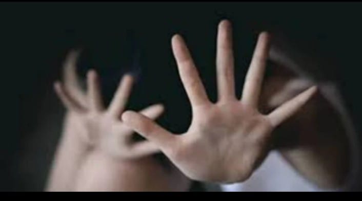 शौचासाठी गेलेल्या तरुणीवर अत्याचार दोन युवकांवर कातीने हल्ला