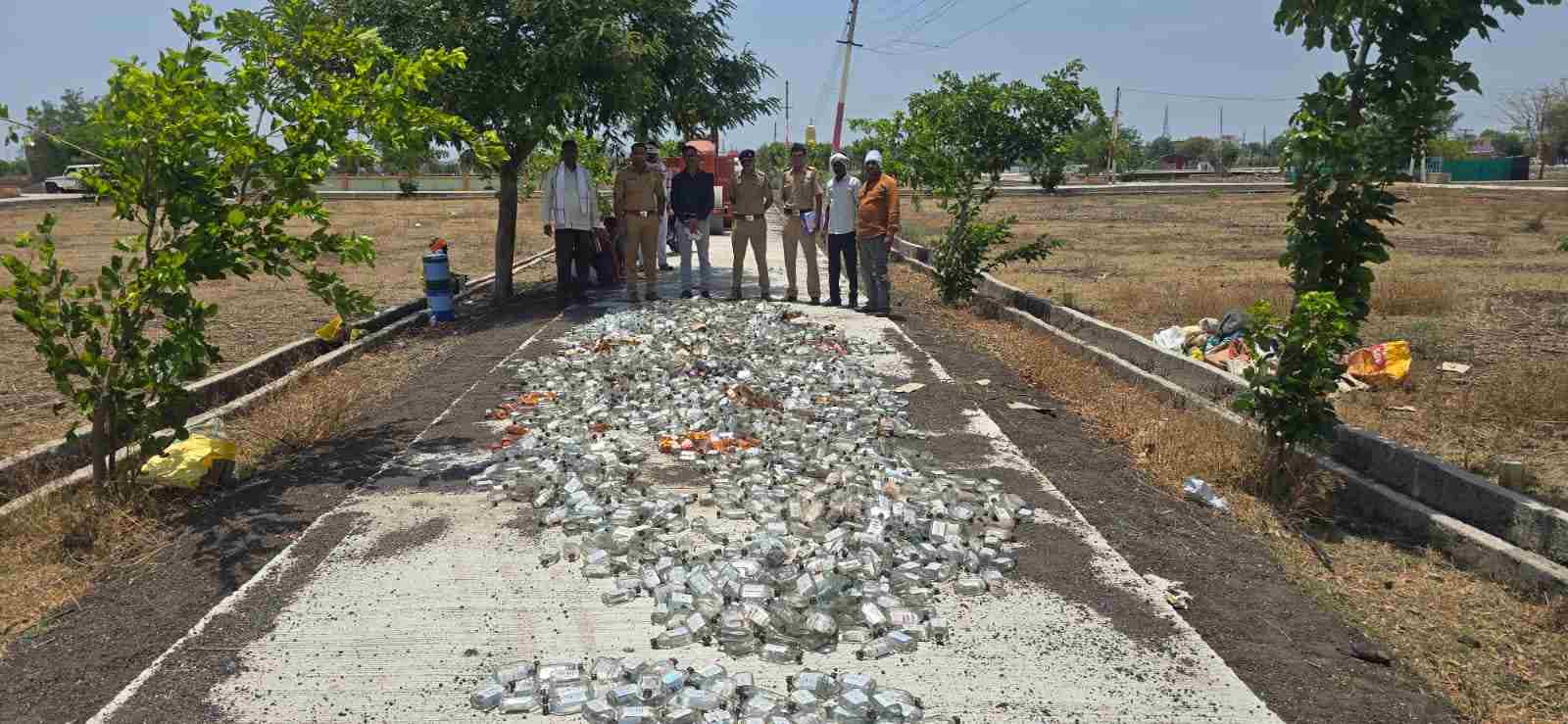 देवली पोलिसांची मोठी कारवाई; 115 गुन्ह्यांतील 11.16 लाखांची अवैध दारू रोड रोलरखाली नष्ट