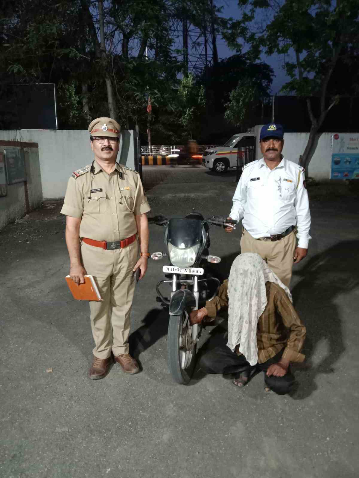 दारूच्या नशेत वाहन चालविणाऱ्या बजाज प्लॅटिना चालकावर कारवाई; वाहन जप्त
