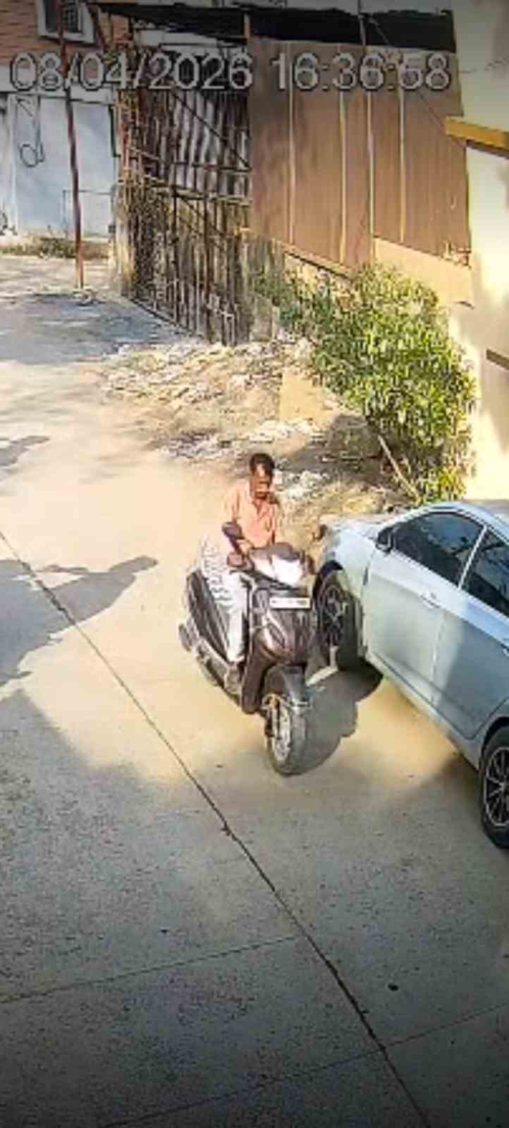 आरोपीच्या कपड्यावरून शोध घेत चोरीची मोपेड जप्त रेल्वे पोलीसांची कारवाई