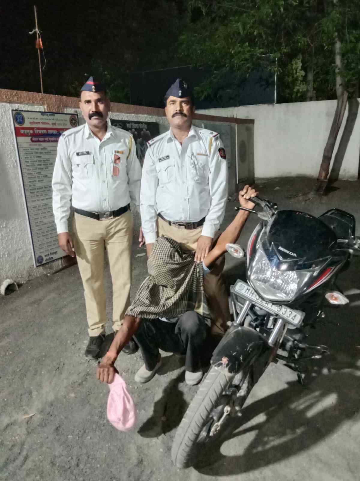 दारूच्या नशेत वाहन चालवणाऱ्या चालकावर वाहतूक पोलिसांची कडक कारवाई, मोटारसायकल जप्त; गुन्हा दाखल