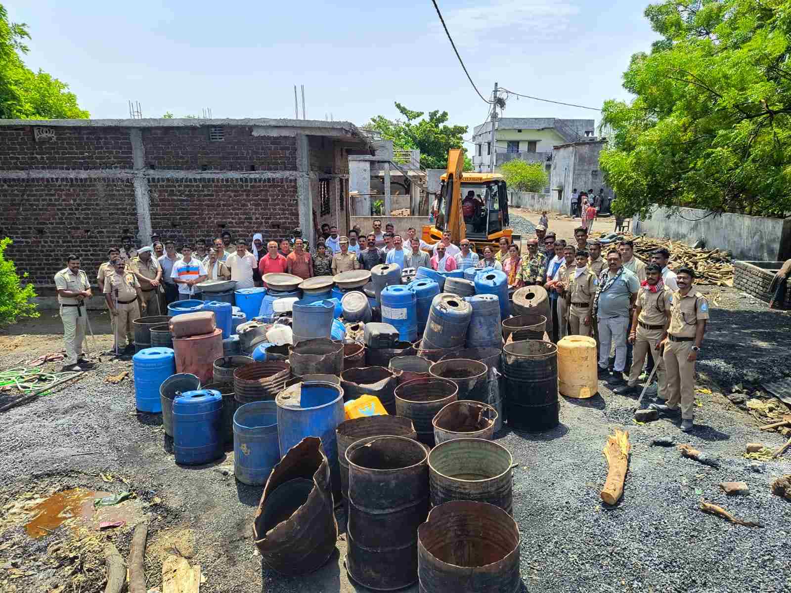 वायफड पारधी बेडा येथे अवैध दारू अड्ड्यावर पोलिसांचा छापा; 8.69 लाखांचा मुद्देमाल जप्त