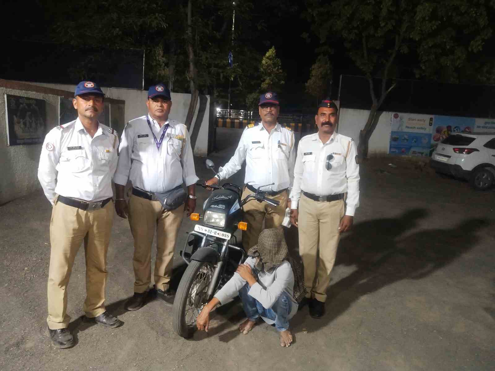 वर्धा ट्रैफिक पुलिस का विशेष अभियान : शराब पीकर वाहन चलाने वालों पर कड़ी कार्रवाई