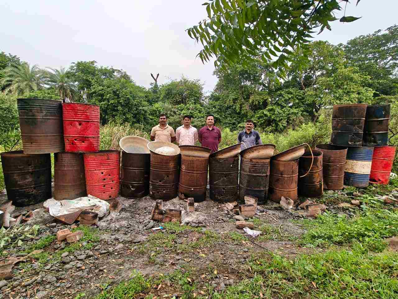 स्थानिक गुन्हे शाखा जिल्हा वर्धा पथकातर्फे सेलू येथे हातभटटीवर धडक कारवाई.