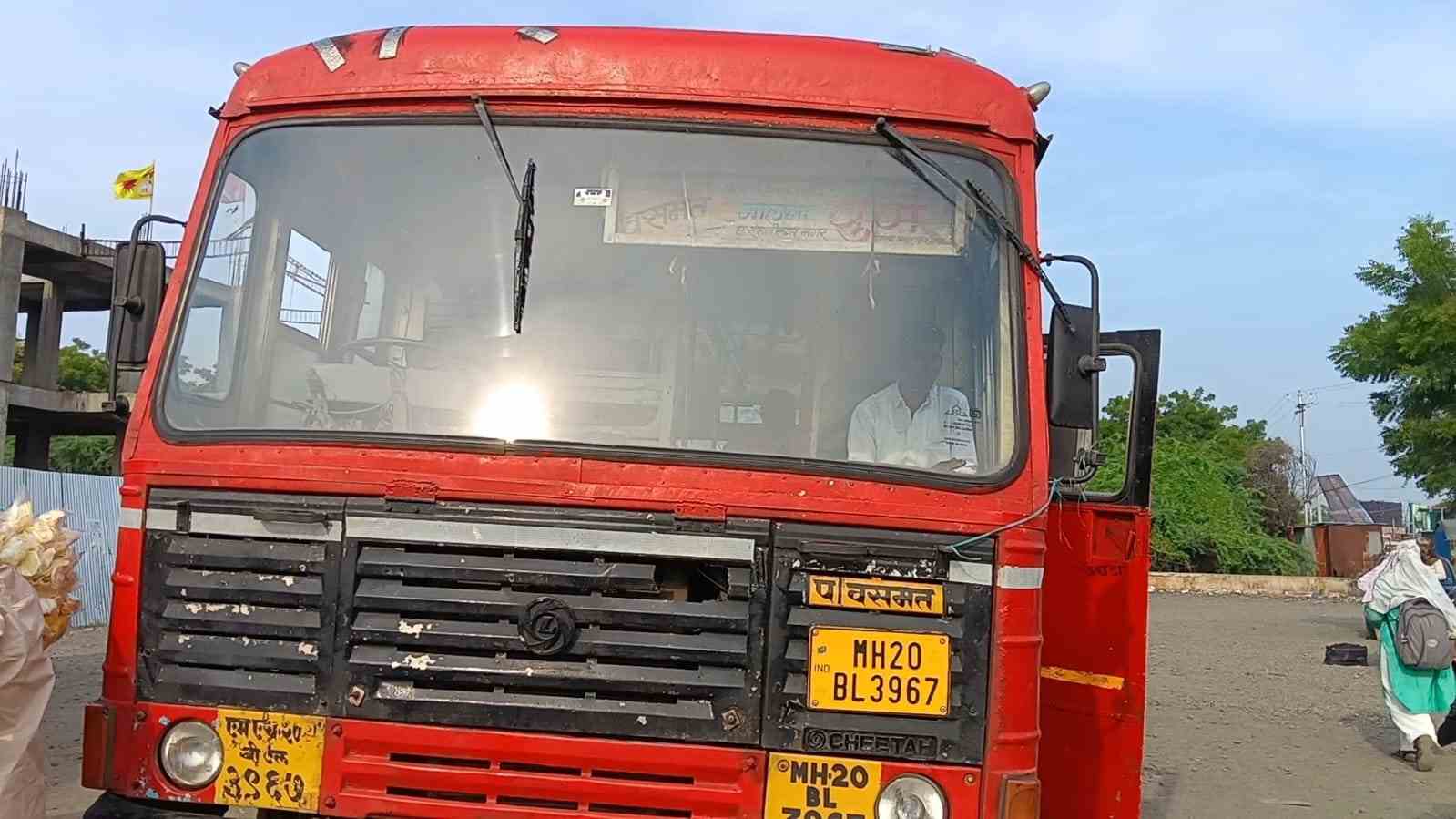 वसमत आगाराच्या लांब पल्ल्याच्या बसमध्ये चार आसने गायब,महिला आरक्षित व सर्वसाधारण आसनांचा पत्ताच नाही