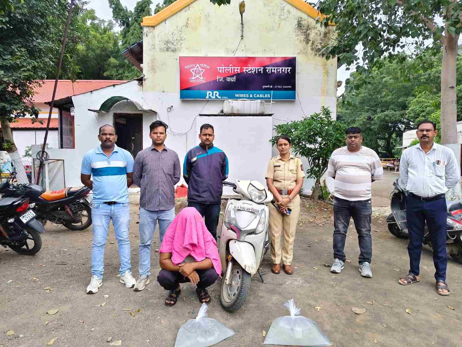 मोपेडवरून २० लिटर गावठी दारूची वाहतूक; ६४ हजारांचा मुद्देमाल जप्त