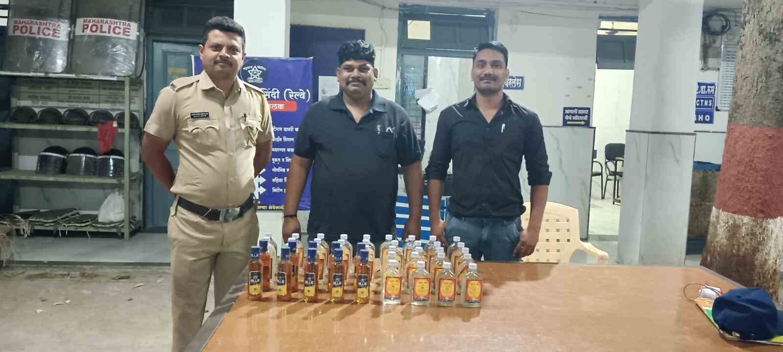 सिंदी (रेल्वे) येथे अवैध दारूविक्रीवर पोलिसांचा छापा; ८ हजार ७५० रुपयांचा मुद्देमाल जप्त