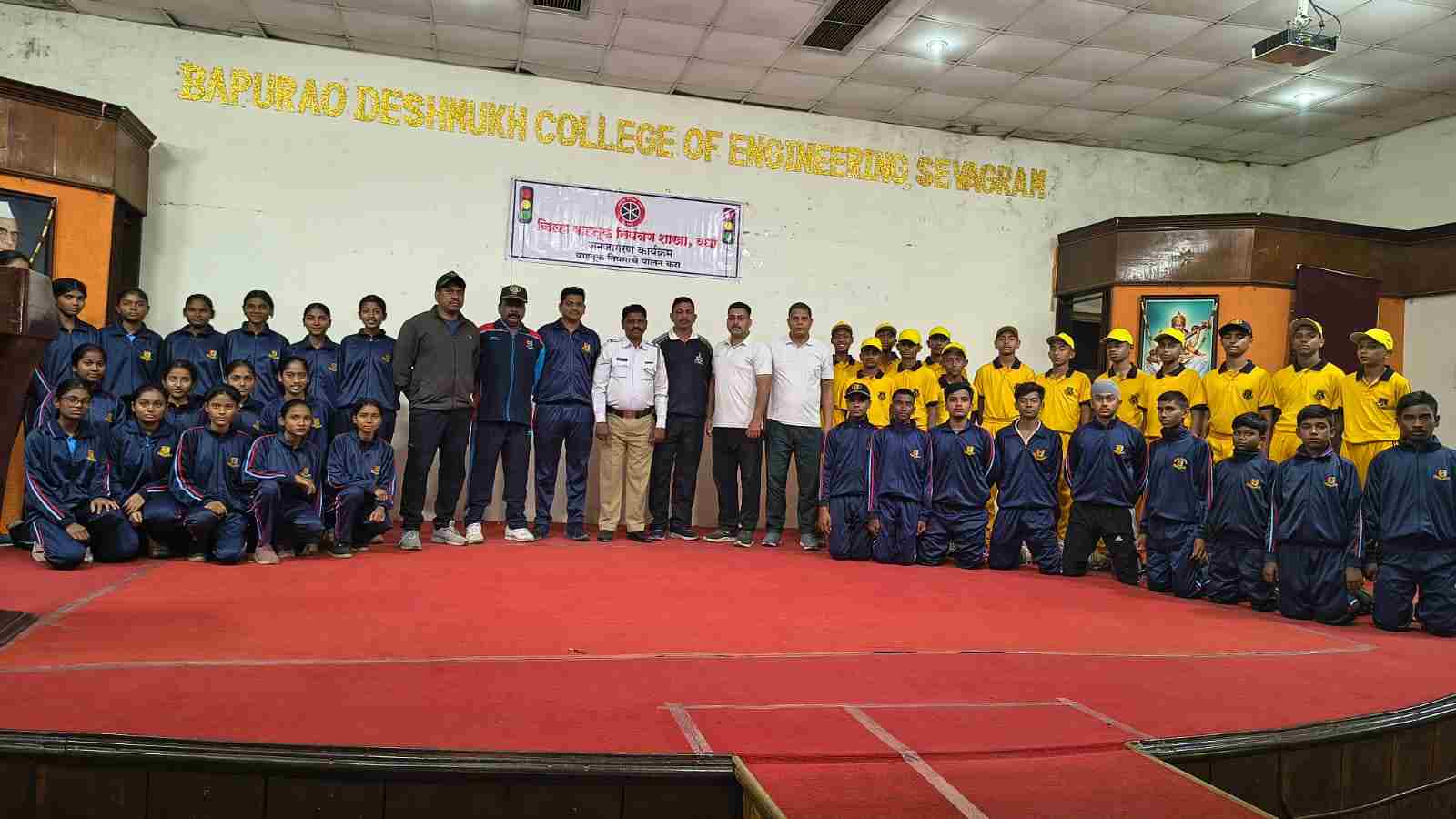 सड़क दुर्घटनाओं से बचने के लिए यातायात नियमों का पालन आवश्यक” — सहायक फौजदार रियाज खान