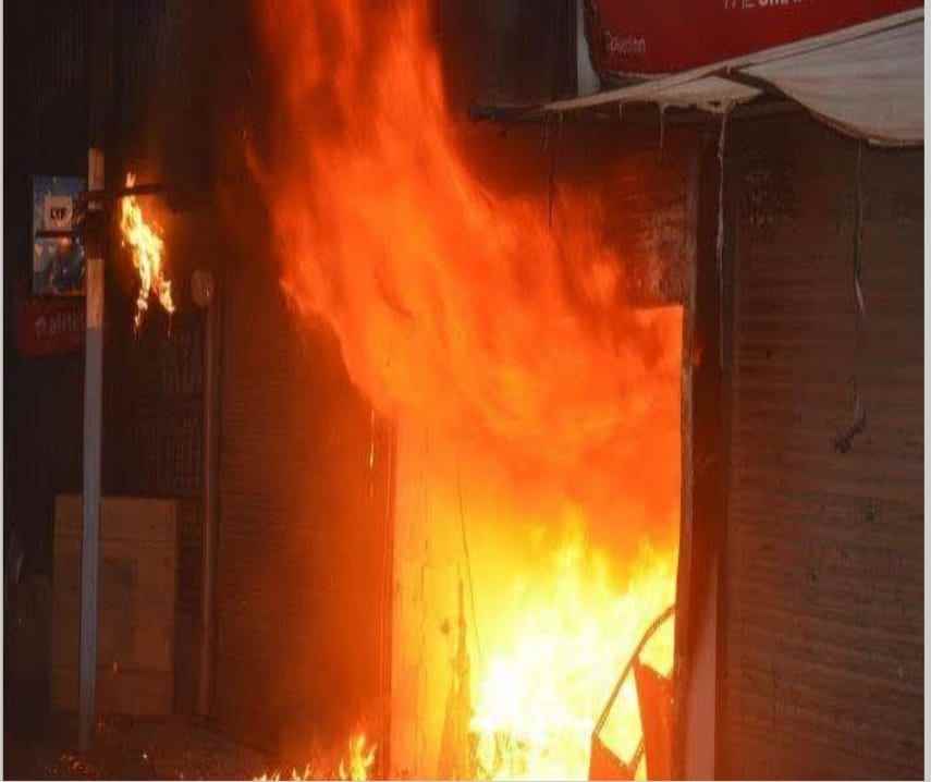 बल्लारपुर में अनजान आदमी ने नाश्ते की दुकान में आग लगाई: आगजनी की गंभीर घटना