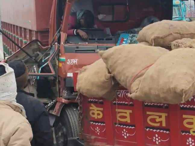 भीषण सड़क हादसा दो की मौत डीसीएम ने आलू लदे ट्रैक्टर को टक्कर मारी चार घायल