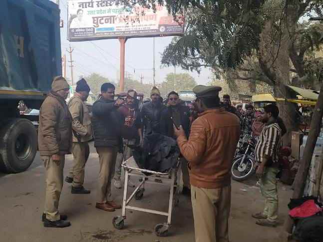 नाले में मिला युवक का शव पुलिस ने कब्जे में लिया शिनाख्त की कोशिश जारी