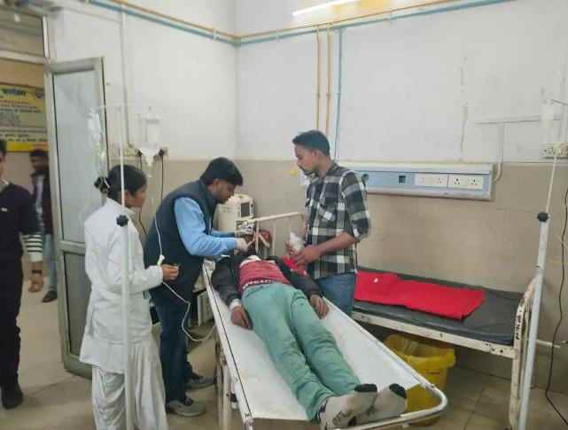 ई रिक्शा और बाइक की टक्कर मे एक युवा गंभीर रूप से घायल