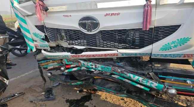 डंपर ने स्कॉर्पियो को मारी जोरदार टक्कर 1 की मौत 6 घायल