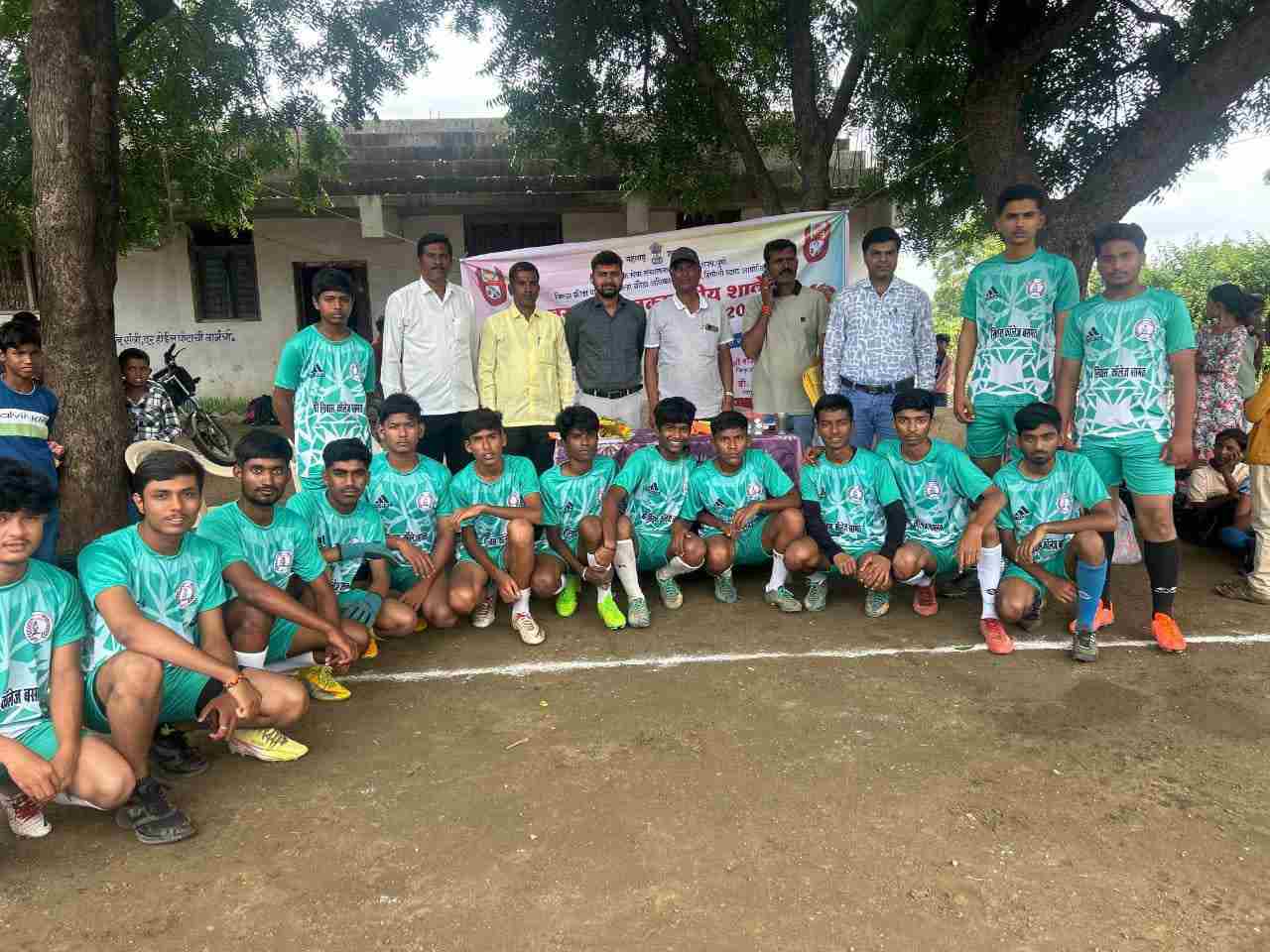 वसमत तालुकास्तरीय शालेय फुटबॉल स्पर्धेत श्रीनिवास कनिष्ठ महाविद्यालय चा प्रथम क्रमांक