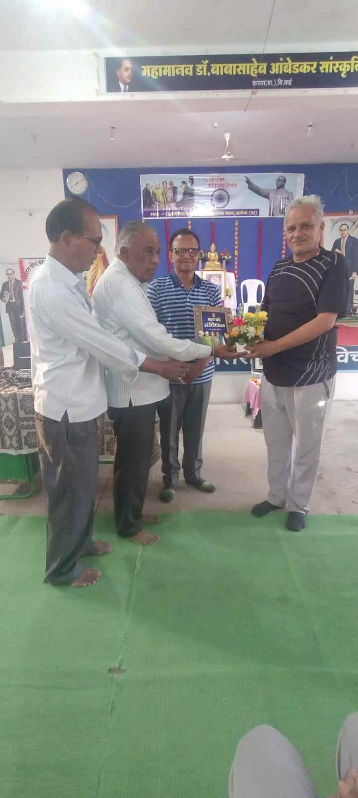 शिवजयंती निमित्त दिलीप राठी यांचा संविधान प्रत देऊन सत्कार