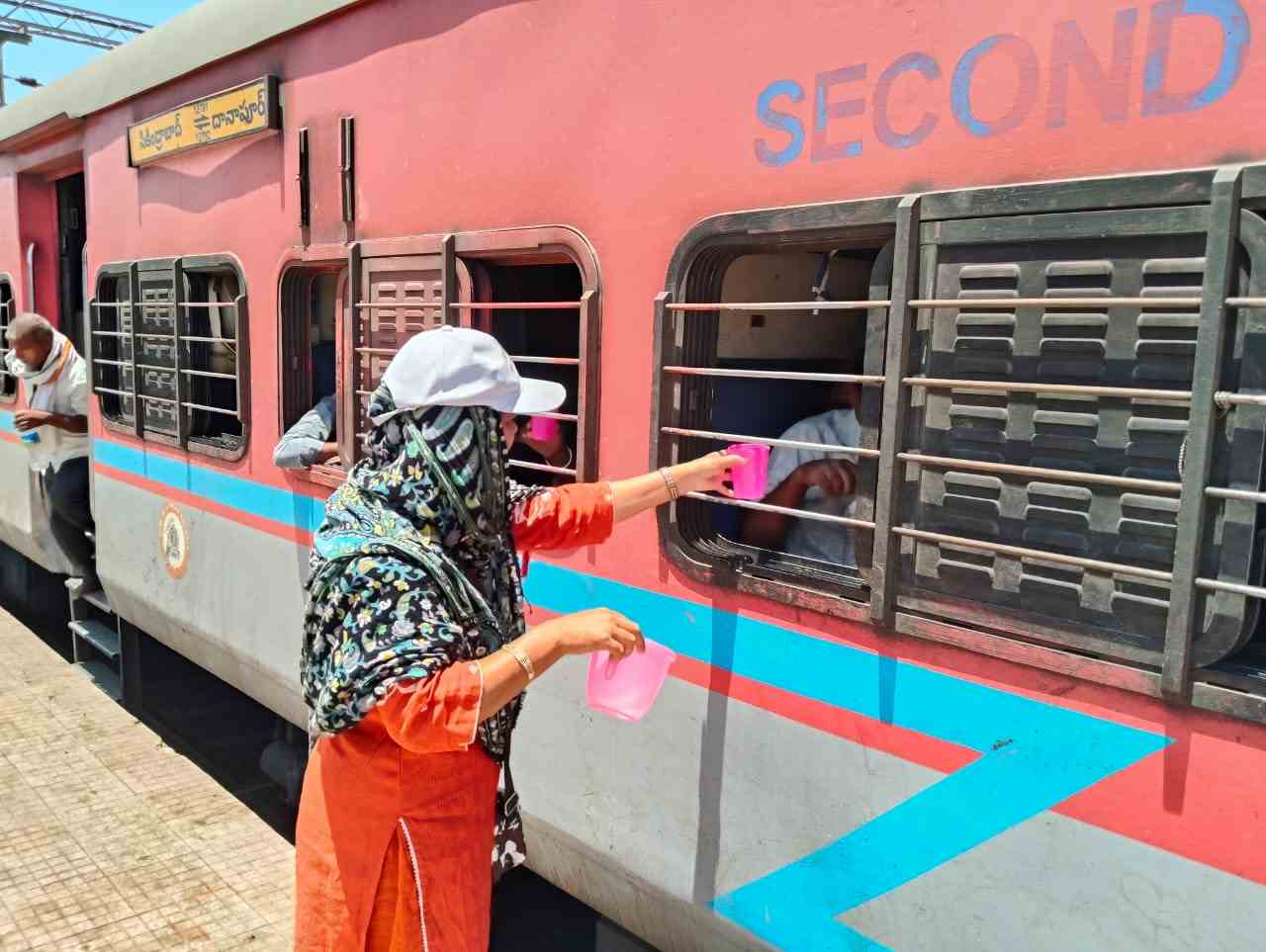 कडक उन्हातही सेवेचा ध्यास; समाजसेविका भारतीताई यांची सलग दोन महिन्यांची जलसेवा