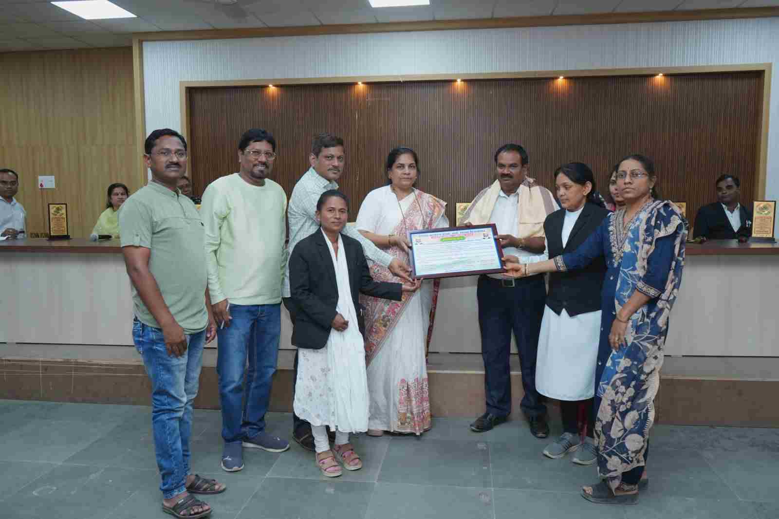 मा. जिला न्यायाधीश वर्षा बा. पारगांवकर के हस्ते अधीक्षक रविंद्र बाभुलकर का गौरवपूर्ण सत्कार