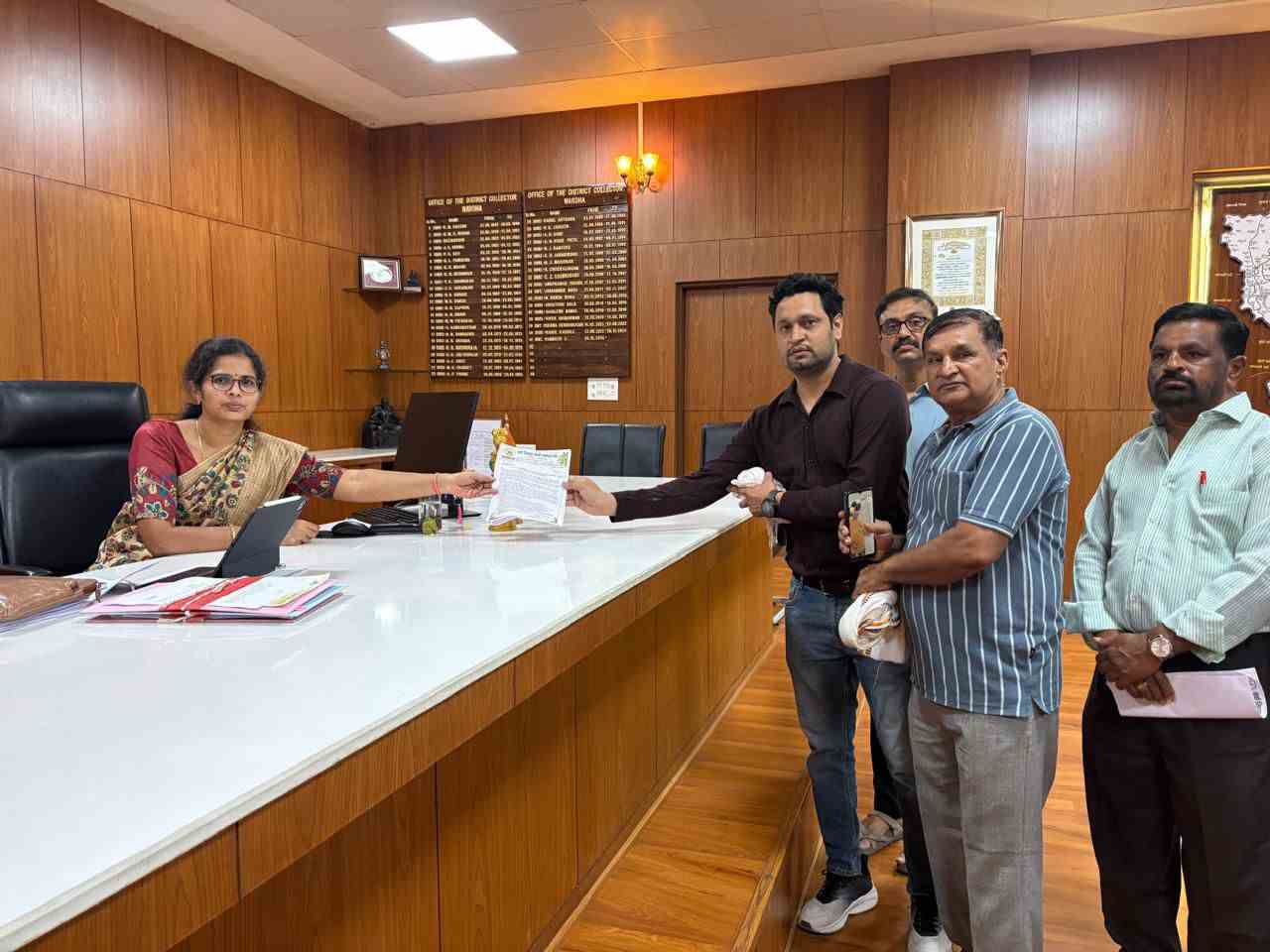 विक्रमी उष्णता व वादळी वाऱ्यांमुळे केळी बागांचे मोठे नुकसान; शेतकऱ्यांची मदतीची मागणी