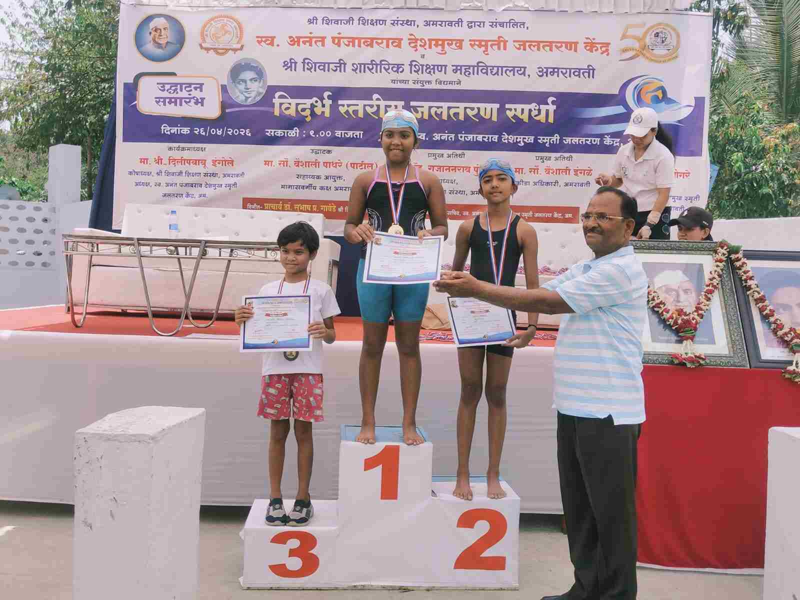 वर्ध्याची चिमुकली ‘जलपरी’ मधुरा सायंकारचा विदर्भस्तरीय जलतरण स्पर्धेत दमदार विजय