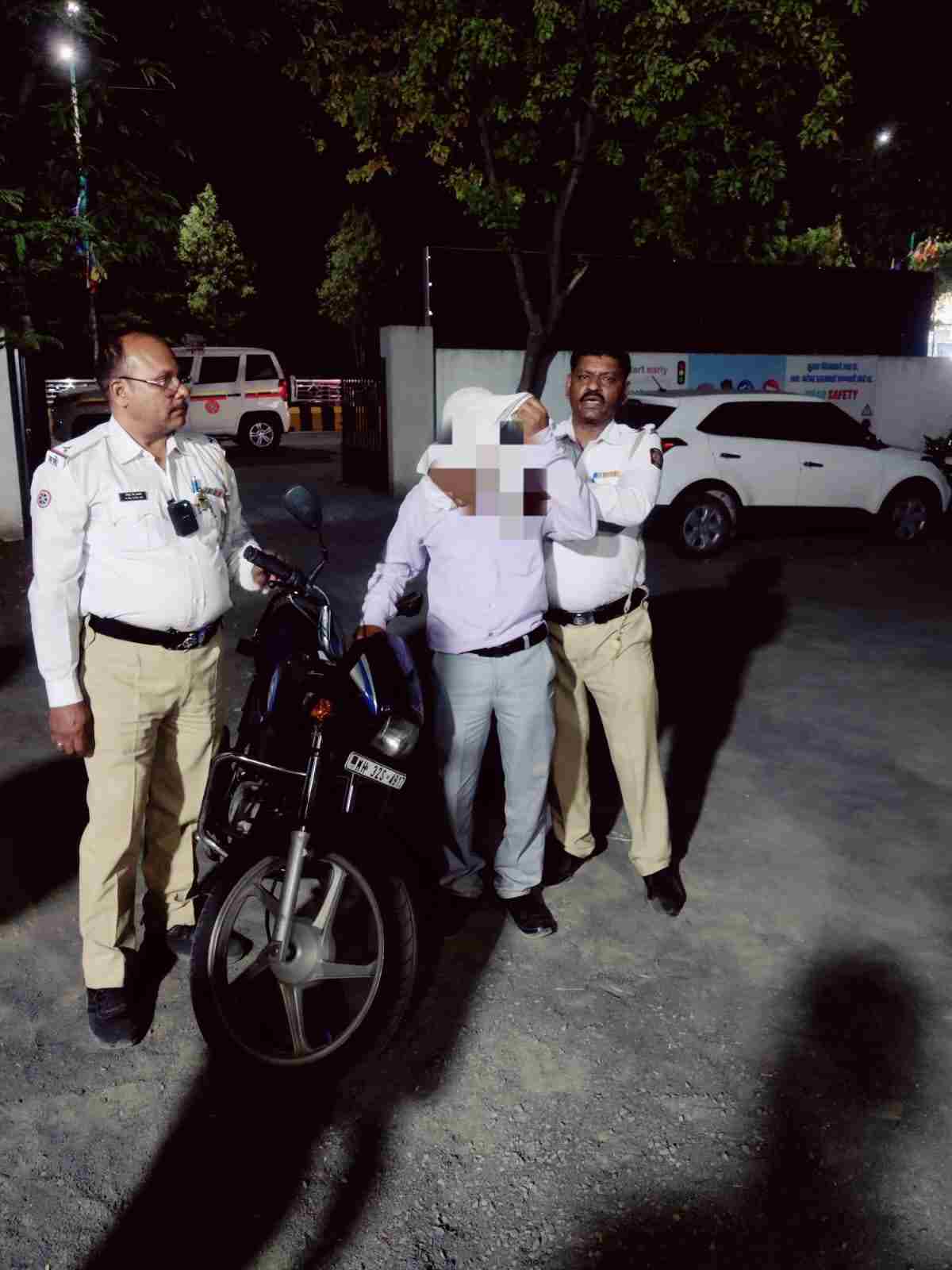 दारूच्या नशेत ऑटो चालविणाऱ्या चालकावर वाहतूक पोलिसांची कारवाई