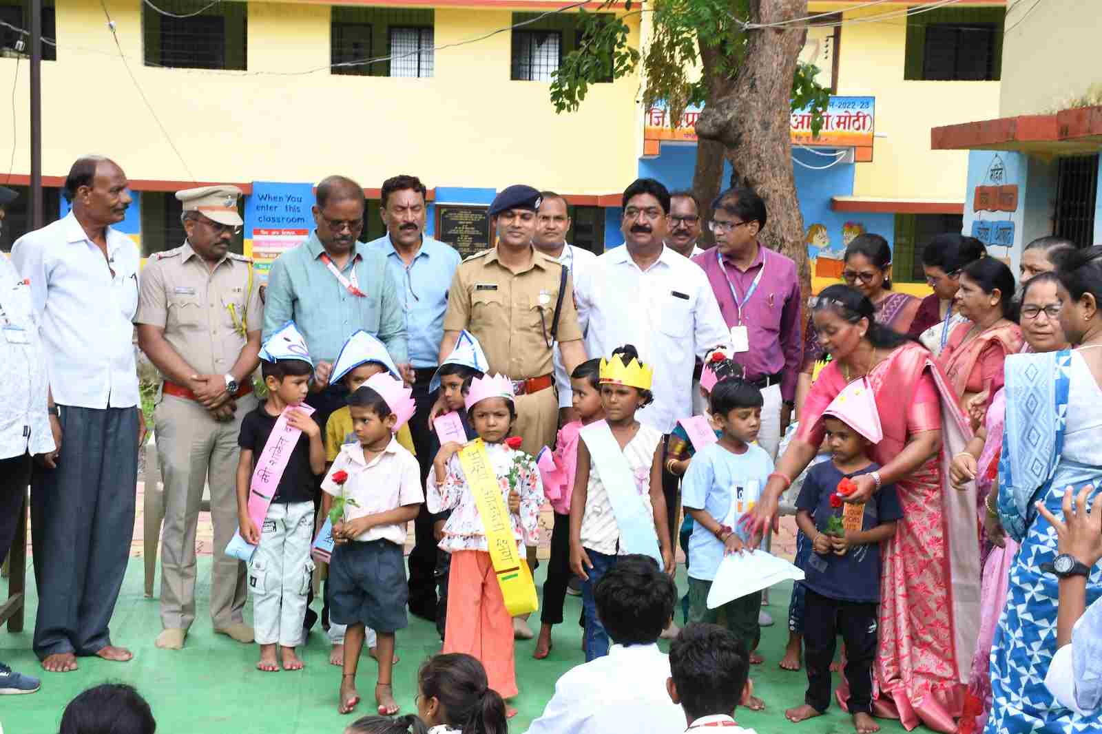 पोलीस अधीक्षक सौरभ कुमार अग्रवाल यांची आंजी (मोठी) येथील जिल्हा परिषद शाळेला सदिच्छा भेट; विद्यार्थ्यांशी साधला संवाद
