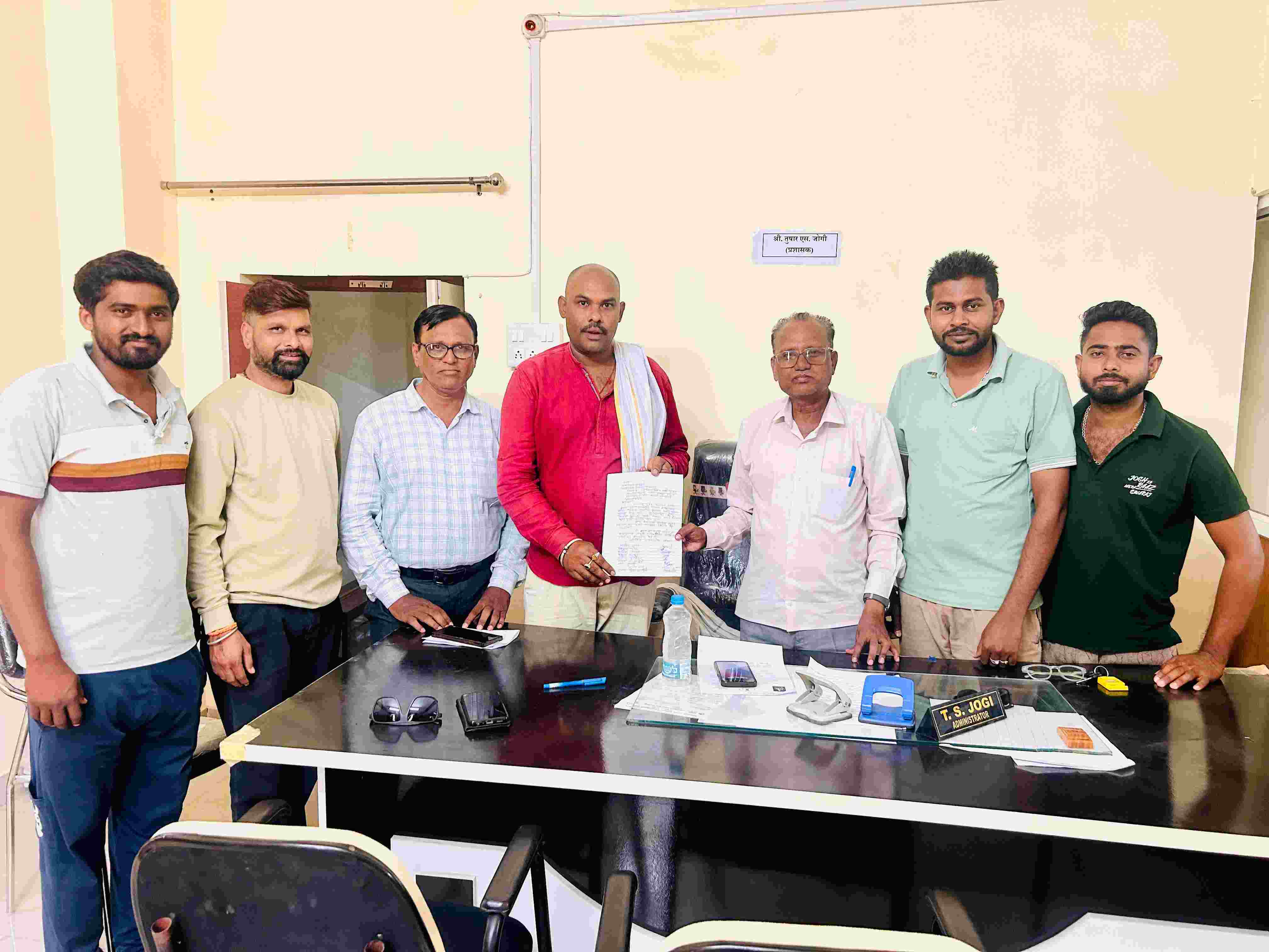दूषित पाणीपुरवठ्याबाबत राष्ट्रवादी युवक काँग्रेस व शिवराया संघटनेचे ग्रामपंचायतीला निवेदन
