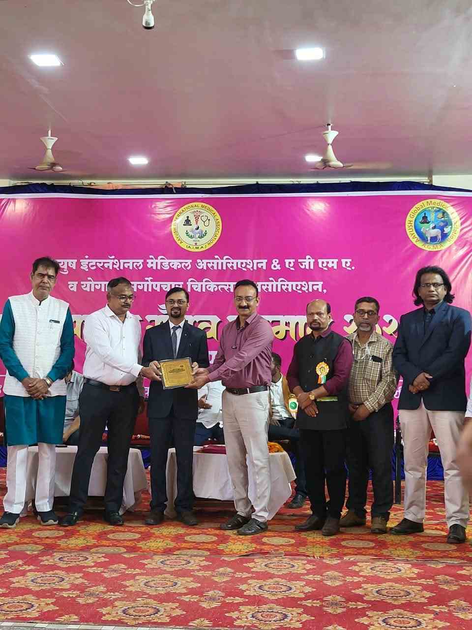 निसर्गोपचार तज्ज्ञ अफसर कुरेशी यांना ‘निसर्गोपचार गौरव’