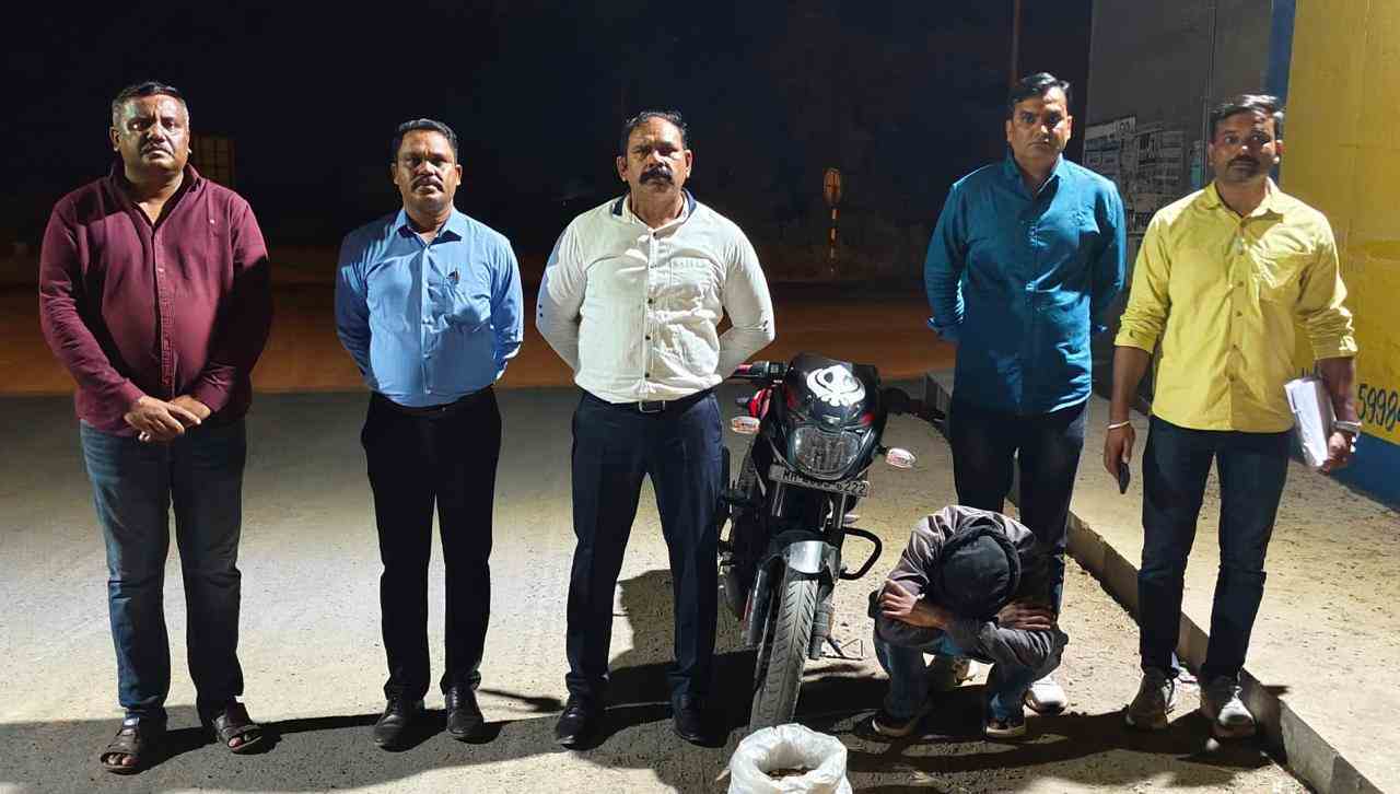 केळझरमध्ये १.२३ किलो गांजासह तिघांवर कारवाई