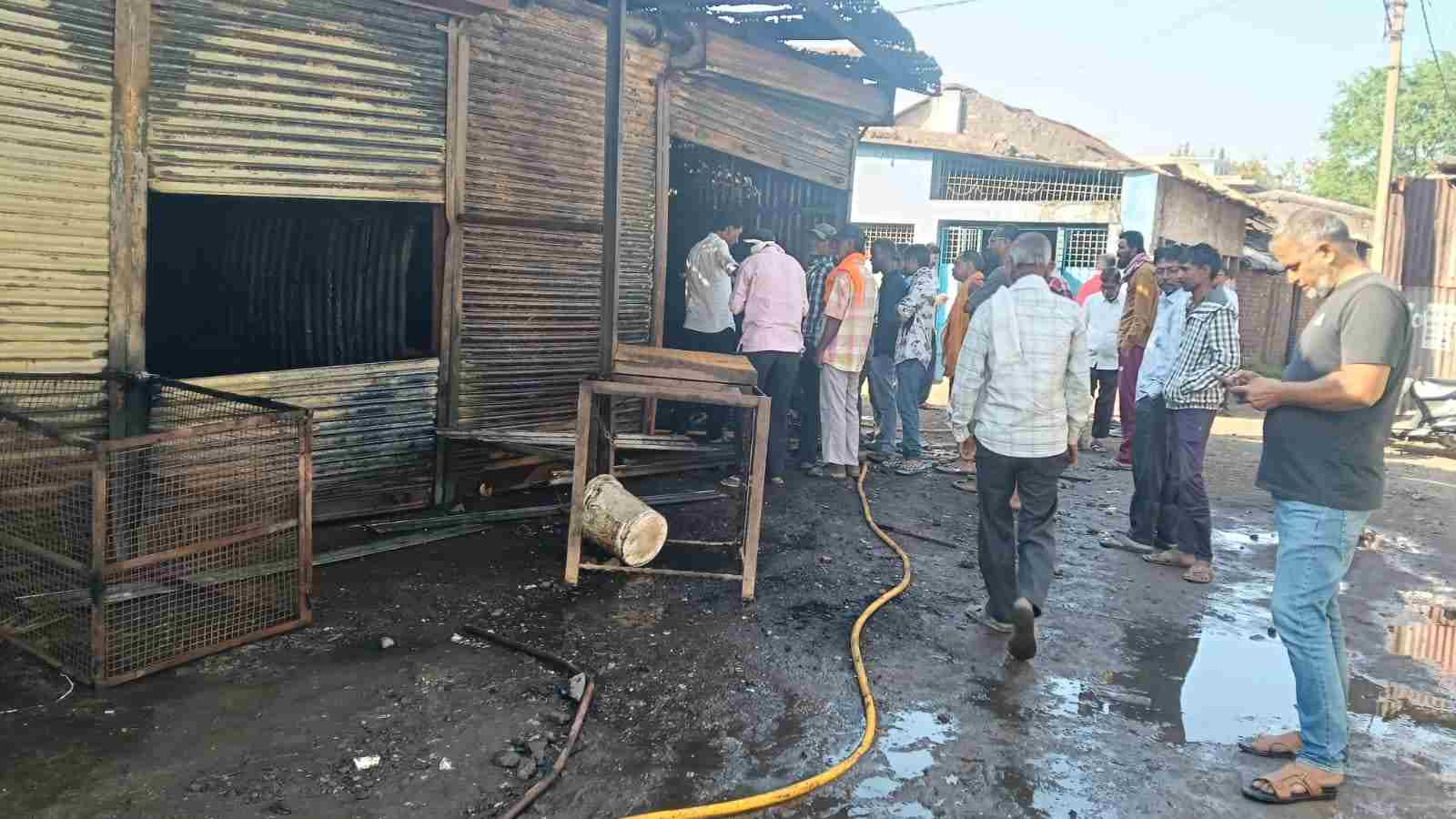 वर्धा के इतवारा फ्रूट मार्केट में भीषण आग, चार दुकानें राख