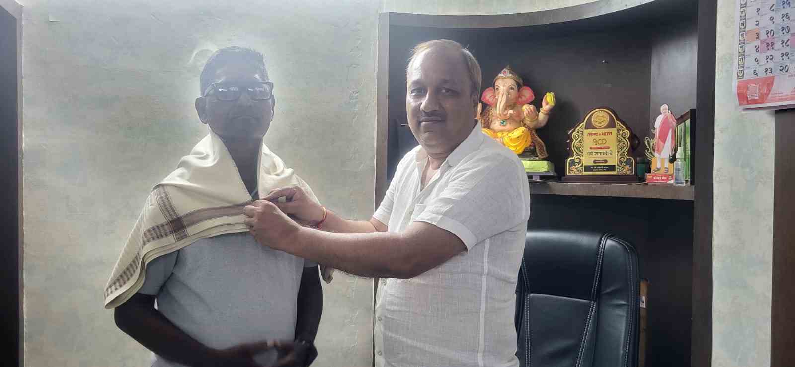 प्रामाणिकपणाचा आदर्श; सापडलेला महागडा मोबाईल मालकाला परत