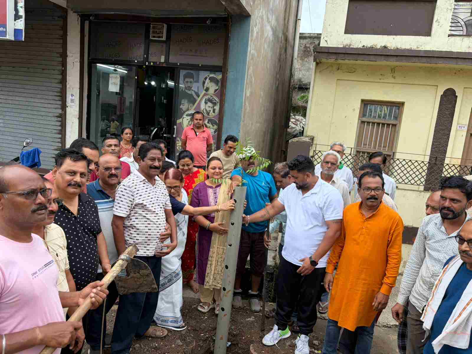 प्रभाग क्र. ७ मध्ये वृक्षारोपण सोहळा उत्साहात संपन्न नागरिकांच्या सहभागातून शेकडो वृक्षांची लागवड