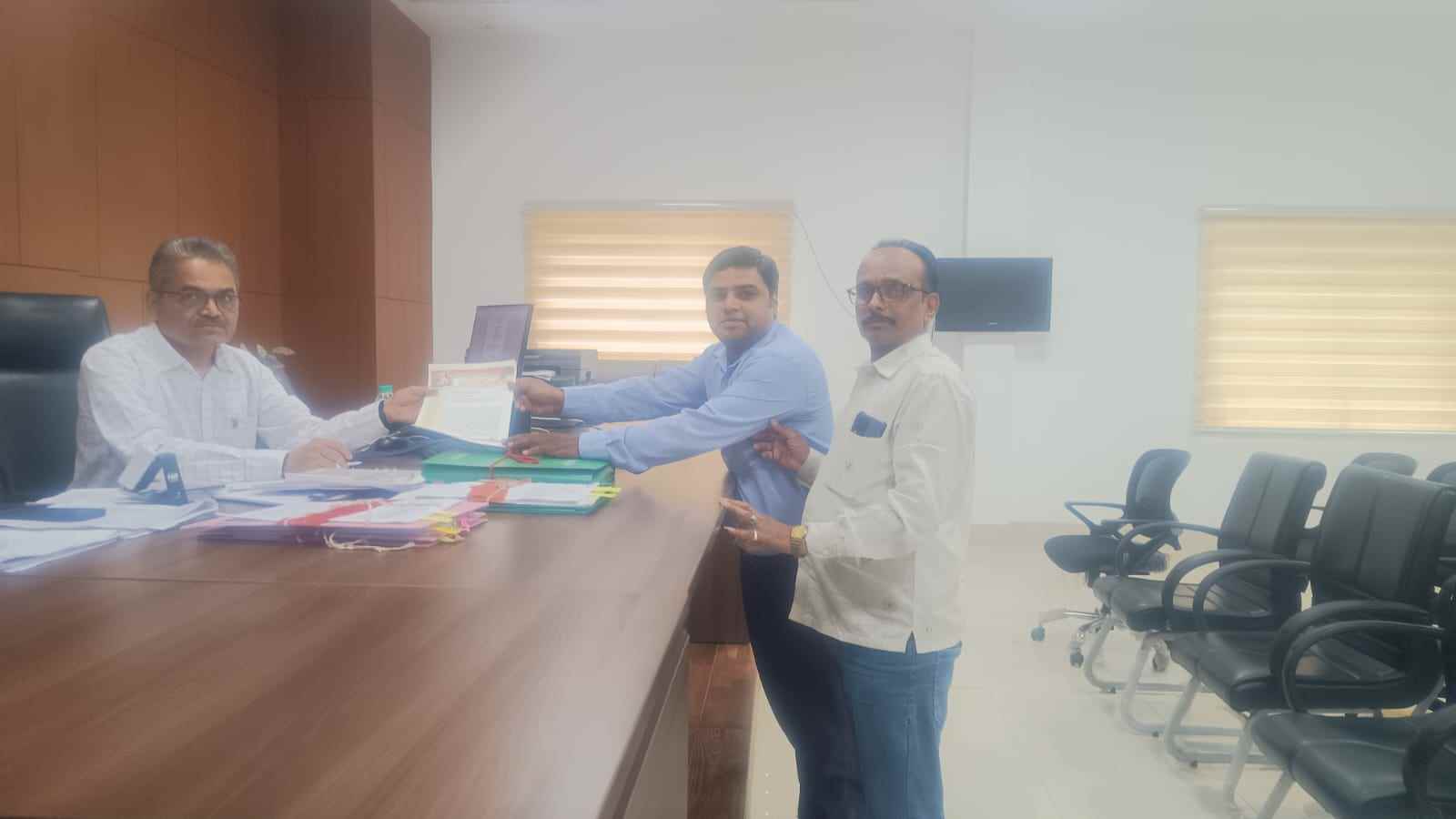 कंत्राटी कनिष्ठ लेखापाल सचिन बेले यांना सेवेत पुन्हा रुजू करण्याची मागणी
