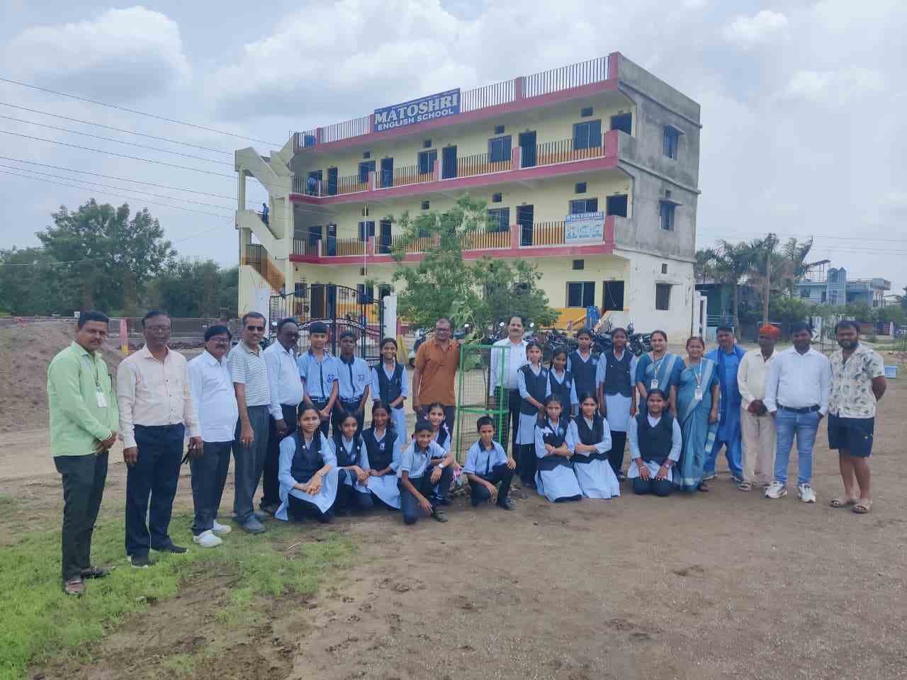 'झाडे लावा, झाडे जगवा, जीवन वाचवा' उपक्रमांतर्गत मातोश्री इंग्लिश स्कूलमध्ये उत्साहात वृक्षारोपण